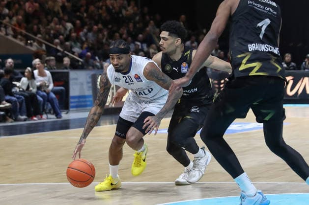 01 02 2026, xgox, Basketball easyCredit BBL Basketball Loewen Braunschweig MLP Academics Heidelberg emspor, v l Michael Weathers Heidelberg, 20 , Adrian Worthy Braunschweig, 0 duel, duel, fight, tackle Braunschweig