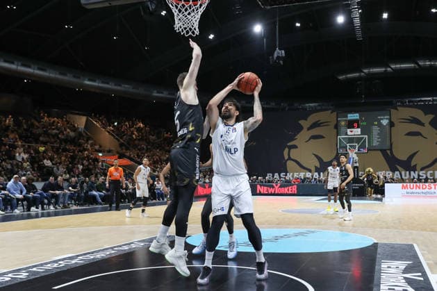01 02 2026, xgox, Basketball easyCredit BBL Basketball Loewen Braunschweig MLP Academics Heidelberg emspor, v l Luka Scuka Braunschweig, 5 , Marcel Kessen Heidelberg, 15 duel, duel, fight, tackle Braunschweig