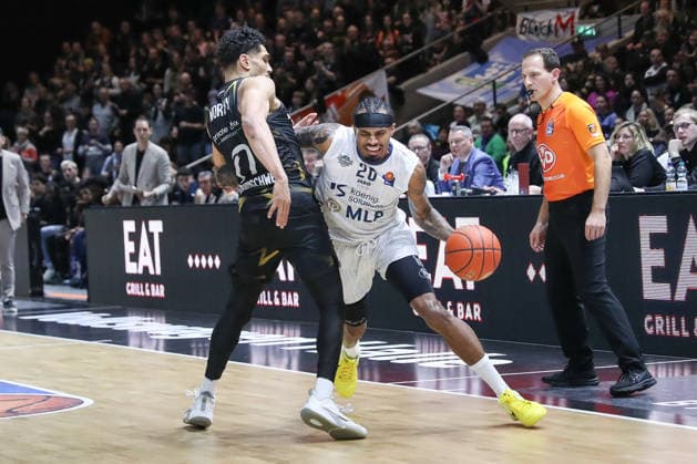 01 02 2026, xgox, Basketball easyCredit BBL Basketball Loewen Braunschweig MLP Academics Heidelberg emspor, v l Adrian Worthy Braunschweig, 0 , Michael Weathers Heidelberg, 20 duel, duel, fight, tackle Braunschweig