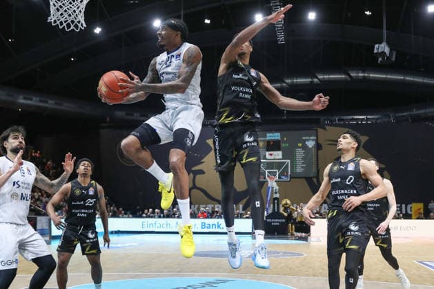 01 02 2026, xgox, Basketball easyCredit BBL Basketball Loewen Braunschweig MLP Academics Heidelberg emspor, v l Michael Weathers Heidelberg, 20 , David NGuessan Braunschweig, 1 duel, duel, fight, tackle Braunschweig