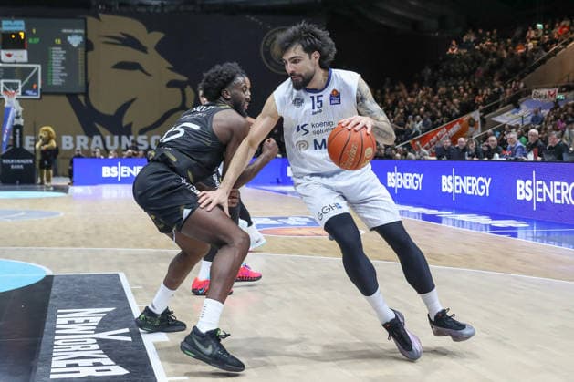 01 02 2026, xgox, Basketball easyCredit BBL Basketball Loewen Braunschweig MLP Academics Heidelberg emspor, v l Grant Sherfield Braunschweig, 25 , Marcel Kessen Heidelberg, 15 duel, duel, fight, tackle Braunschweig