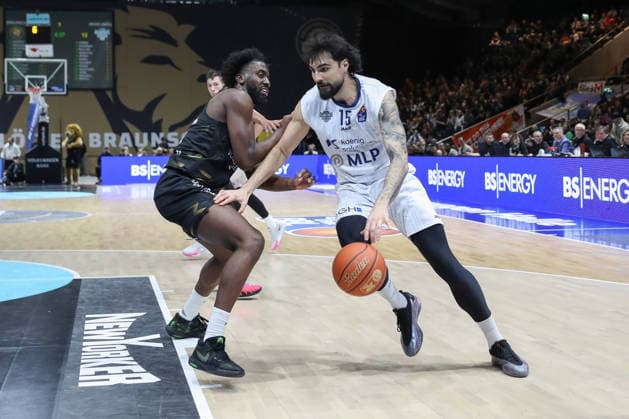 01 02 2026, xgox, Basketball easyCredit BBL Basketball Loewen Braunschweig MLP Academics Heidelberg emspor, v l Grant Sherfield Braunschweig, 25 , Marcel Kessen Heidelberg, 15 duel, duel, fight, tackle Braunschweig