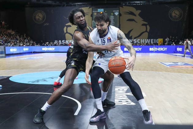 01 02 2026, xgox, Basketball easyCredit BBL Basketball Loewen Braunschweig MLP Academics Heidelberg emspor, v l Grant Sherfield Braunschweig, 25 , Marcel Kessen Heidelberg, 15 duel, duel, fight, tackle Braunschweig