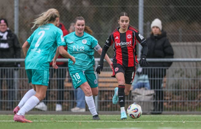 GER, Frankfurt, Eintracht Frankfurt II vs VfR Warbeyen, 2 Womens Bundesliga, Football, DFB, Season 2025 2026, Stadion am Bretanobad, 15 Matchday in picture f l Moisa Verkuijl VfR Warbeyen 18 , Emma Memminger Eintracht Frankfurt II 32 DFB DFL REGULATIONS PROHIBIT ANY USE OF PHOTOGRAPHS AS IMAGE SEQUENCES AND OR QUASI VIDEO, 01 02 2026 Copyright: HMBxMedia HendrikxHamelau