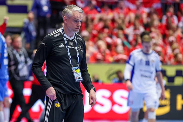 01 02 2026, Handball, Men s EHF EURO 2026, Iceland Croatia, Jyske Bank Boxen in Herning, Denmark, Placement Match 3 4 Head Coach Jon Gunnlaugur Viggosson Iceland hc gesticulating on the sidelines Denmark