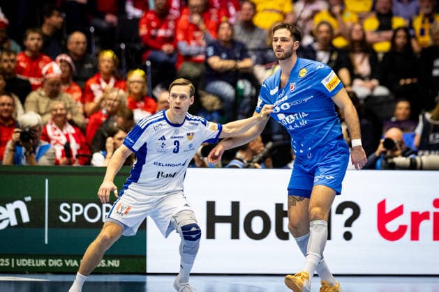 HERNING, DENMARK - FEBRUARY 1: Janus Dadi Smarason (Iceland, 03) against Veron Nacinovic (Croatia, 93) during the EHF EURO 2026 Placement match 3 4 between Iceland vs Croatia at Jyske Bank Boxen Arena on February 1, 2026 in Herning, Denmark. Midtjylland Denmark Copyright: xMarioxM.xKobergx