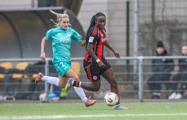 GER, Frankfurt, Eintracht Frankfurt II vs VfR Warbeyen, 2 Womens Bundesliga, Football, DFB, Season 2025 2026, Stadion am Bretanobad, 15 Matchday in picture f l Faisal Hoevers VfR Warbeyen 2 , Mira Arouna Eintracht Frankfurt II 28 DFB DFL REGULATIONS PROHIBIT ANY USE OF PHOTOGRAPHS AS IMAGE SEQUENCES AND OR QUASI VIDEO, 01 02 2026 Copyright: HMBxMedia HendrikxHamelau