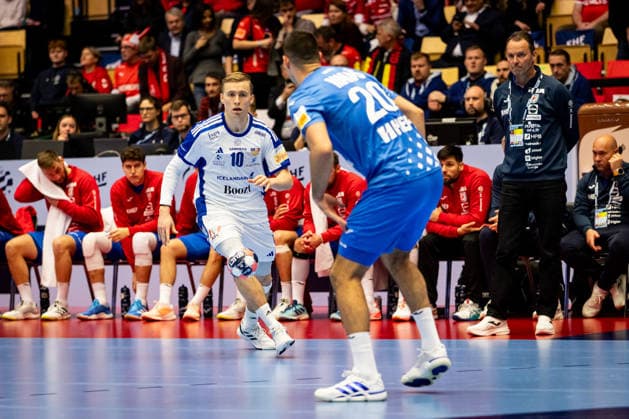 HERNING, DENMARK - FEBRUARY 1: Gisli Kristjansson (Iceland, 10) against Mateo Maras (Croatia, 20) during the EHF EURO 2026 Placement match 3 4 between Iceland vs Croatia at Jyske Bank Boxen Arena on February 1, 2026 in Herning, Denmark. Midtjylland Denmark Copyright: xMarioxM.xKobergx