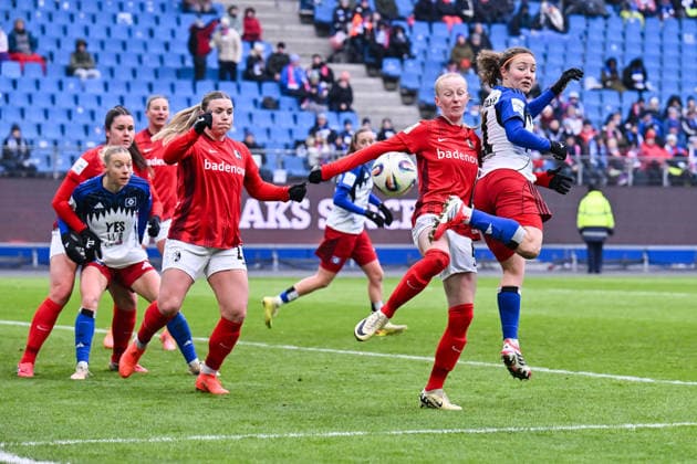 Google Pixel Womens Bundesliga Hamburger SV SC Freiburg 01 02 2026 HAMBURG, GERMANY 01 FEBRUARY in the duel Meret FELDE SC Freiburg Women 4 and Melanie BRUNNTHALER Hambuger SV Women 11 during the match between Hamburger SV and SC Freiburg on matchday 16 of the Google Pixel Womens Bundesliga at Volksparkstadion Copyright: xBEAUTIFULxSPORTS Goldbergx