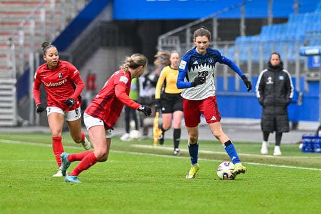 Google Pixel Womens Bundesliga Hamburger SV SC Freiburg 01 02 2026 HAMBURG, GERMANY 01 FEBRUARY in the duel Greta STEGEMANN SC Freiburg Women 16 and Lotta WREDE Hamburger SV Women 32 during the match between Hamburger SV and SC Freiburg on matchday 16 of the Google Pixel Womens Bundesliga at Volksparkstadion Copyright: xBEAUTIFULxSPORTS Goldbergx