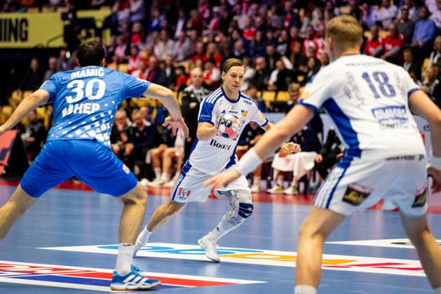 HERNING, DENMARK - FEBRUARY 1: Mateo Maras (Croatia, 20) , Ellidi Vidarsson (Iceland, 18), Janus Dadi Smarason (Iceland, 03) during the EHF EURO 2026 Placement match 3 4 between Iceland vs Croatia at Jyske Bank Boxen Arena on February 1, 2026 in Herning, Denmark. Midtjylland Denmark Copyright: xMarioxM.xKobergx