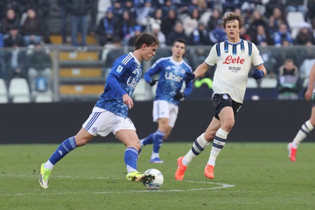 ComoÕs ComoÕs Nico Paz AtalantaÕs Giorgio Scalvini during the Serie A soccer match between Como and Atalanta at the Giuseppe Sinigaglia stadium in Como, north Italy - February 1, 2026 - Soccer.  Copyright: xAntonioxSaiai LaPressex