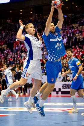 HERNING, DENMARK - FEBRUARY 1: Marko Mamic (Croatia, 30) against Ellidi Vidarsson (Iceland, 18) during the EHF EURO 2026 Placement match 3 4 between Iceland vs Croatia at Jyske Bank Boxen Arena on February 1, 2026 in Herning, Denmark. Midtjylland Denmark Copyright: xMarioxM.xKobergx