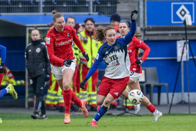 from left Julia Stierli SC Freiburg, 5 and Melanie Brunnthaler Hamburger SV, HSV, 11 in a duel, dynamic, action, action, game scene, THE DFB GUIDELINES PROHIBIT ANY USE OF PHOTOGRAPHS AS IMAGE SEQUENCES AND OR QUASI VIDEO DFB REGULATIONS PROHIBIT ANY USE OF PHOTOGRAPHS AS IMAGE SEQUENCES AND OR QUASI VIDEO , 01 02 2026, , Football, Google Pixel Women Bundesliga, Hamburger SV SC Freiburg xobx