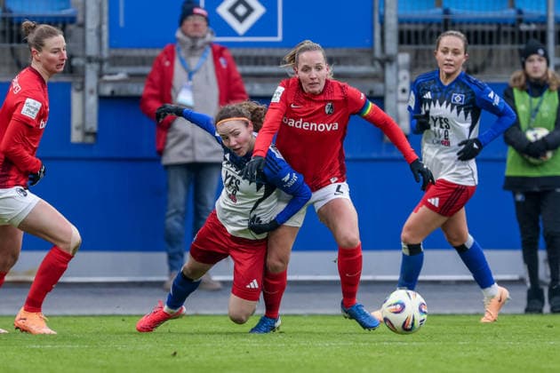 from left Julia Stierli SC Freiburg, 5 , Melanie Brunnthaler Hamburger SV, HSV, 11 and Lisa Karl SC Freiburg, 2 in duel, duel, dynamics, action, action, game scene, THE DFB GUIDELINES PROHIBIT ANY USE OF PHOTOGRAPHS AS IMAGE SEQUENCES AND OR QUASI VIDEO DFB REGULATIONS PROHIBIT ANY USE OF PHOTOGRAPHS AS IMAGE SEQUENCES AND OR QUASI VIDEO , 01 02 2026, , Football, Google Pixel Women Bundesliga, Hamburger SV SC Freiburg xobx
