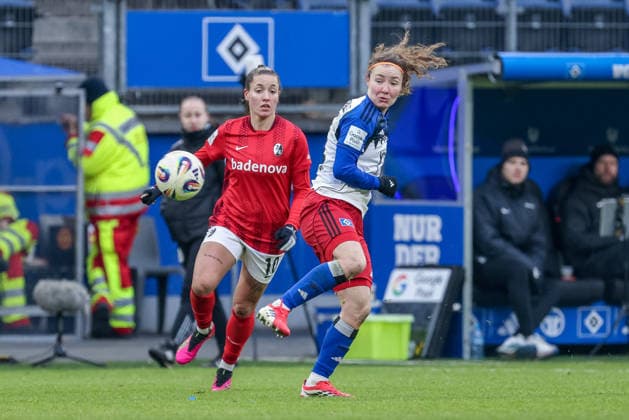 from left Selina Vobian SC Freiburg, 10 and Melanie Brunnthaler Hamburger SV, HSV, 11 in a duel, dynamic, action, action, game scene, THE DFB GUIDELINES PROHIBIT ANY USE OF PHOTOGRAPHS AS IMAGE SEQUENCES AND OR QUASI VIDEO DFB REGULATIONS PROHIBIT ANY USE OF PHOTOGRAPHS AS IMAGE SEQUENCES AND OR QUASI VIDEO , 01 02 2026, , Football, Google Pixel Women Bundesliga, Hamburger SV SC Freiburg xobx