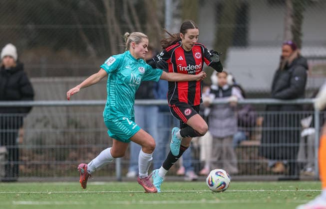 GER, Frankfurt, Eintracht Frankfurt II vs VfR Warbeyen, 2 Womens Bundesliga, Football, DFB, Season 2025 2026, Stadion am Bretanobad, 15 Matchday in picture f l Faisal Hoevers VfR Warbeyen 2 , Emma Memminger Eintracht Frankfurt II 32 DFB DFL REGULATIONS PROHIBIT ANY USE OF PHOTOGRAPHS AS IMAGE SEQUENCES AND OR QUASI VIDEO, 01 02 2026 Copyright: HMBxMedia HendrikxHamelau