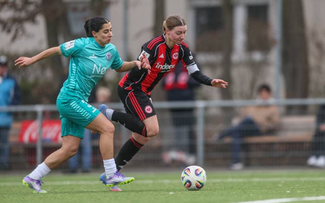 GER, Frankfurt, Eintracht Frankfurt II vs VfR Warbeyen, 2 Womens Bundesliga, Football, DFB, Season 2025 2026, Stadion am Bretanobad, 15 Matchday in picture f l Ebla Gouriye VfR Warbeyen 3 , Tessa Zimmermann Eintracht Frankfurt II 27 , Duel DFB DFL REGULATIONS PROHIBIT ANY USE OF PHOTOGRAPHS AS IMAGE SEQUENCES AND OR QUASI VIDEO, 01 02 2026 Copyright: HMBxMedia HendrikxHamelau