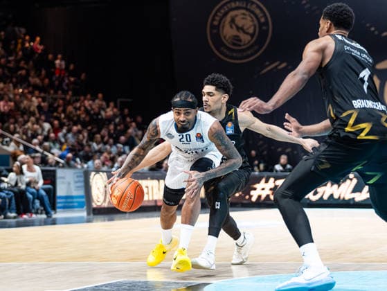 Michael Weathers MLP Academics Heidelberg, 20 in a duel against Adrian Worthy Basketball Loewen Braunschweig, 00 and David N Guessan Basketball Loewen Braunschweig, 01 Basketball Loewen Braunschweig vs MLP Academics Heidelberg, Basketball, easyCredit Basketball Bundesliga, Matchday 18, Season 2025 2026, 01 02 2026 Basketball Loewen Braunschweig vs MLP Academics Heidelberg, Basketball, easyCredit Basketball Bundesliga, Matchday 18, Season 2025 2026, 01 02 2026 Braunschweig Copyright: xEibner-Pressefoto DamianxKruczynx EP_DKI
