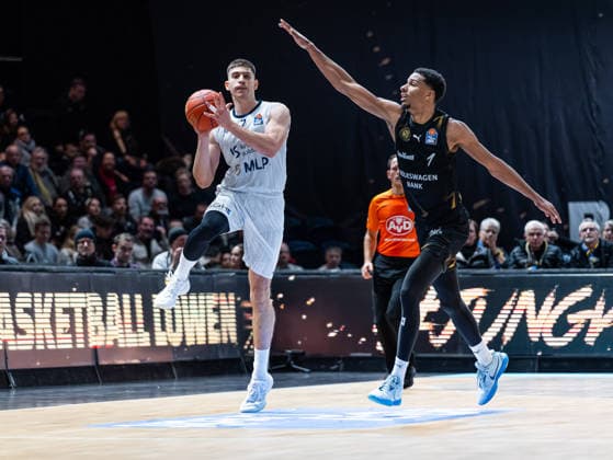 Dusan Neskovic MLP Academics Heidelberg, 07 at the throw against David N Guessan Basketball Loewen Braunschweig, 01 Basketball Loewen Braunschweig vs MLP Academics Heidelberg, Basketball, easyCredit Basketball Bundesliga, Matchday 18, Season 2025 2026, 01 02 2026 Basketball Loewen Braunschweig vs MLP Academics Heidelberg, Basketball, easyCredit Basketball Bundesliga, Matchday 18, Season 2025 2026, 01 02 2026 Braunschweig Copyright: xEibner-Pressefoto DamianxKruczynx EP_DKI