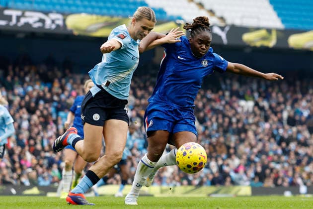 Manchester City v Chelsea, Manchester, UK - 01 February 2026 Laura Blindkilde of Manchester City Women battles for the ball with Sandy Baltimore of Chelsea Women during the Barclays WSL match between Manchester City and Chelsea at The Etihad Stadium on 1 February 2026 in Manchester, England (Photo by Steve Taylor PPAUK) Manchester The Etihad Stadium Greater Manchester England Copyright: xStevexTaylor PPAUKx PPA-244571