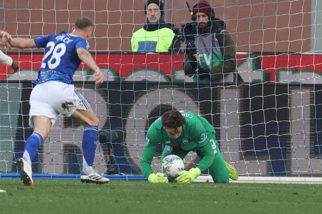 ComoÕs AtalantaÕs goalkeeper Marco Carnesecchi during the Serie A soccer match between Como and Atalanta at the Giuseppe Sinigaglia stadium in Como, north Italy - February 1, 2026 - Soccer.  Copyright: xAntonioxSaiai LaPressex