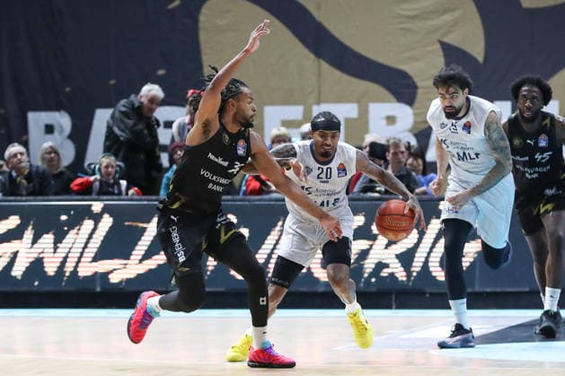 01 02 2026, xgox, Basketball easyCredit BBL Basketball Loewen Braunschweig MLP Academics Heidelberg emspor, v l Chip Fangian Braunschweig, 30 , Michael Weathers Heidelberg, 20 duel, duel, fight, tackle Braunschweig