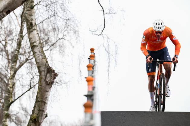 2026 UCI Cyclo-cross World Championships Picture by Simon Wilkinson SWpix.com - 01 02 2026 - Cycling - 2026 UCI Cyclo-cross World Championships - Hulst, Zeeland, Netherlands - Men™s Elite - Mathieu Van der Poel (Netherlands) Copyright: x xSWpix.comx(t axPhotographyxHubxLtd)xSimonxWilkinson SWpix.comx SWP-3176-0316