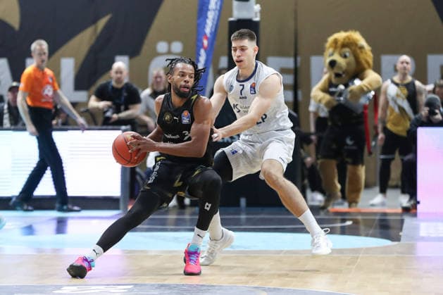 01 02 2026, xgox, Basketball easyCredit BBL Basketball Loewen Braunschweig MLP Academics Heidelberg emspor, v l Chip Fangian Braunschweig, 30 , Dusan Neskovic Heidelberg, 7 duel, duel, fight, tackle Braunschweig