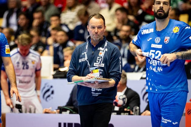 HERNING, DENMARK - FEBRUARY 1: Dagur Sigurdsson (Croatia, Head Coach) during timeout during the EHF EURO 2026 Placement match 3 4 between Iceland vs Croatia at Jyske Bank Boxen Arena on February 1, 2026 in Herning, Denmark. Midtjylland Denmark Copyright: xMarioxM.xKobergx