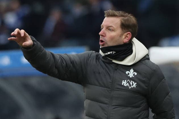 01 02 2026, xtgx, Fußball 2 Bundesliga, Hertha BSC Berlin SV Darmstadt 98 v l Trainer Florian Kohfeldt SV Darmstadt 98 gibt Anweisungen, gestikuliert, mit den Armen gestikulieren gives instructions, gesticulate DFL DFB REGULATIONS PROHIBIT ANY USE OF PHOTOGRAPHS as IMAGE SEQUENCES and or QUASI VIDEO Berlin