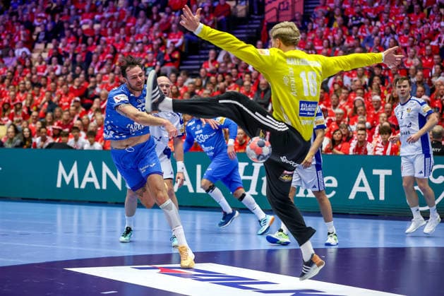 01.02.2026, Handball, Men s EHF EURO 2026, Island - Kroatien, Jyske Bank Boxen in Herning, Dänemark, Placement Match 3 4: Veron Nacinovic (Croatia 93) wirft den Ball auf das Tor Viktor Hallgrimsson (Iceland 16) Dänemark *** 01 02 2026, Handball, Men s EHF EURO 2026, Iceland Croatia, Jyske Bank Boxen in Herning, Denmark, Placement Match 3 4 Veron Nacinovic Croatia 93 throws the ball at the goal Viktor Hallgrimsson Iceland 16 Denmark