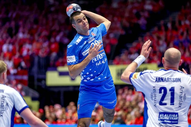 01 02 2026, Handball, Men s EHF EURO 2026, Iceland Croatia, Jyske Bank Boxen in Herning, Denmark, Placement Match 3 4 Mateo Maras Croatia 20 throws the ball on goal against Arnar Freyr Arnarsson Iceland 21 Denmark