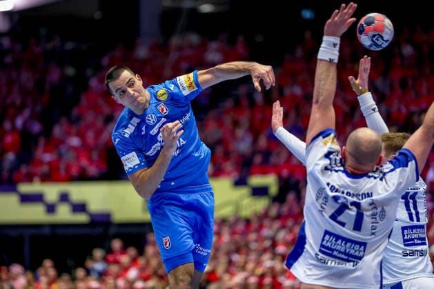 01 02 2026, Handball, Men s EHF EURO 2026, Iceland Croatia, Jyske Bank Boxen in Herning, Denmark, Placement Match 3 4 Mateo Maras Croatia 20 throws the ball on goal against Arnar Freyr Arnarsson Iceland 21 Denmark
