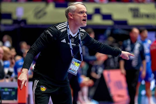 01 02 2026, Handball, Men s EHF EURO 2026, Iceland Croatia, Jyske Bank Boxen in Herning, Denmark, Placement Match 3 4 Head Coach Jon Gunnlaugur Viggosson Iceland hc gesticulating on the sidelines Denmark