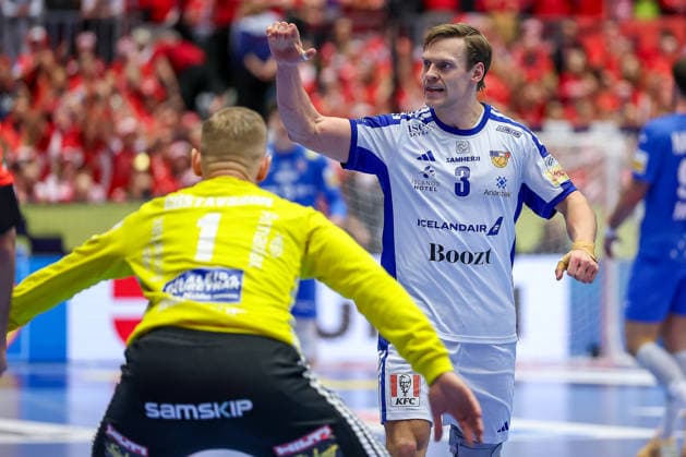 01 02 2026, Handball, Men s EHF EURO 2026, Iceland Croatia, Jyske Bank Boxen in Herning, Denmark, Placement Match 3 4 Janus Dadi Smarason Iceland 03 cheering Denmark