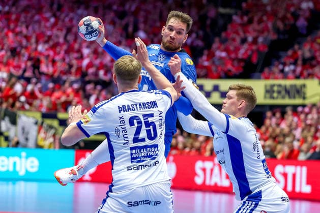 01 02 2026, Handball, Men s EHF EURO 2026, Iceland Croatia, Jyske Bank Boxen in Herning, Denmark, Placement Match 3 4 Tin Lucin Croatia 41 throws the ball on goal against Haukur Thrastarson Iceland 25 Denmark