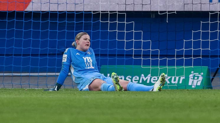 Lea Paulick goalkeeper, goalkeeper, Hamburger SV, HSV, 25 disappointed about the defeat, disappointment after the final whistle, final whistle, highlight, loser, lost, frustration, pessimistic, sad, THE DFB REGULATIONS PROHIBIT ANY USE OF PHOTOGRAPHS AS IMAGE SEQUENCES AND OR QUASI VIDEO , 01 02 2026, , Football, Google Pixel Womens Bundesliga, Hamburger SV SC Freiburg xobx