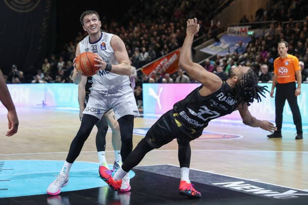01 02 2026, xgox, Basketball easyCredit BBL Basketball Loewen Braunschweig MLP Academics Heidelberg emspor, v l Ryan Mikesell Heidelberg, 33 , Chip Fangian Braunschweig, 30 duel, duel, fight, tackle Braunschweig