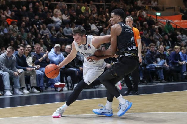01 02 2026, xgox, Basketball easyCredit BBL Basketball Loewen Braunschweig MLP Academics Heidelberg emspor, v l Ryan Mikesell Heidelberg, 33 , David NGuessan Braunschweig, 1 duel, duel, fight, tackle Braunschweig