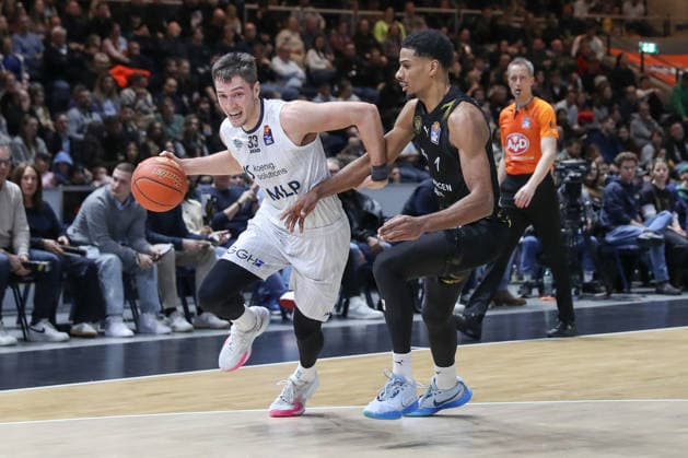 01 02 2026, xgox, Basketball easyCredit BBL Basketball Loewen Braunschweig MLP Academics Heidelberg emspor, v l Ryan Mikesell Heidelberg, 33 , David NGuessan Braunschweig, 1 duel, duel, fight, tackle Braunschweig