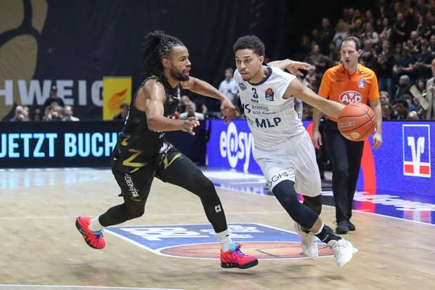 01 02 2026, xgox, Basketball easyCredit BBL Basketball Loewen Braunschweig MLP Academics Heidelberg emspor, v l Chip Fangian Braunschweig, 30 , Kevin McClain Heidelberg, 3 duel, duel, fight, tackle Braunschweig