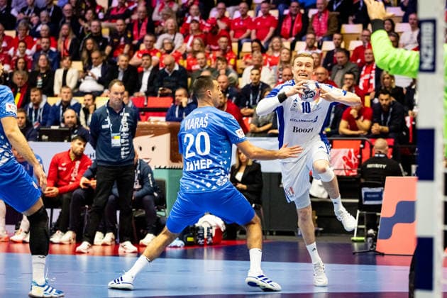 HERNING, DENMARK - FEBRUARY 1: Gisli Kristjansson (Iceland, 10) against Mateo Maras (Croatia, 20) during the EHF EURO 2026 Placement match 3 4 between Iceland vs Croatia at Jyske Bank Boxen Arena on February 1, 2026 in Herning, Denmark. Midtjylland Denmark Copyright: xMarioxM.xKobergx
