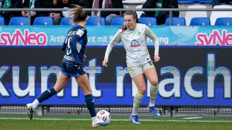 v li Jill Janssens TSG, 9 , Mara Alber Werder, 37 , Action, Action, Game scene, 01 02 2026, Sinsheim Hoffenheim Germany , Soccer, Google Pixel Women Bundesliga, TSG 1899 Hoffenheim SV Werder Bremen, DFB DFL REGULATIONS PROHIBIT ANY USE OF PHOTOGRAPHS AS IMAGE SEQUENCES AND OR QUASI VIDEO xozx