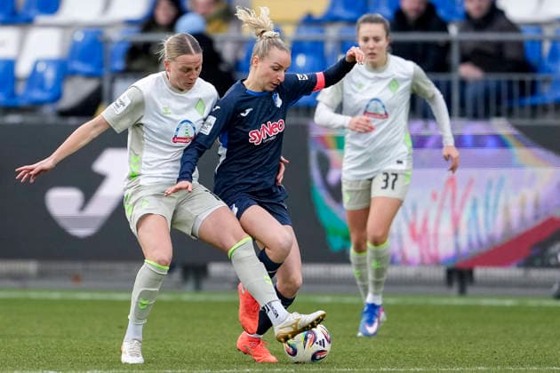 v li Lina Hausicke Werder, 18 , Vanessa Diehm TSG, 6 , duel, duel, tackle, tackling, dynamics, action, action, 01 02 2026, Sinsheim Hoffenheim Germany , Football, Google Pixel Women Bundesliga, TSG 1899 Hoffenheim SV Werder Bremen, DFB DFL REGULATIONS PROHIBIT ANY USE OF PHOTOGRAPHS AS IMAGE SEQUENCES AND OR QUASI VIDEO xozx