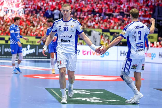 01 02 2026, Handball, Men s EHF EURO 2026, Iceland Croatia, Jyske Bank Boxing in Herning, Denmark, Placement Match 3 4 Ellioi Vioarsson Iceland 18 claps his hands with Janus Dadi Smarason Iceland 03 Denmark