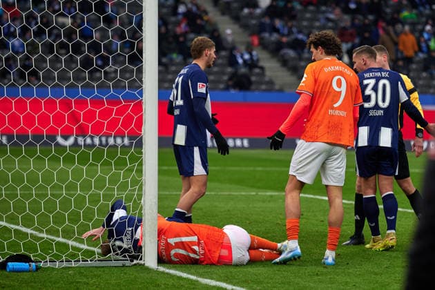 Merveille Papela SV Darmstadt 98, 21 , on the ground, Fraser Hornby SV Darmstadt 98, 09 , Marton Dardai Hertha BSC, 31 , Paul Seguin Hertha BSC, 30 , GER, Hertha BSC vs ,SV Darmstadt 98, 2 Bundesliga, Season 2025 2026, 20 Matchday, 01 02 2026 DFL REGULATIONS PROHIBIT ANY USE OF PHOTOGRAPHS AS IMAGE SEQUENCES AND OR QUASI VIDEO GER, Hertha BSC vs ,SV Darmstadt 98, 2 Bundesliga, Season 2025 2026, 20 Matchday, 01 02 2026 Berlin Copyright: xClaudiusxRauch,xEibner-Pressefotox xClaudiusxRauchx EP_CRH