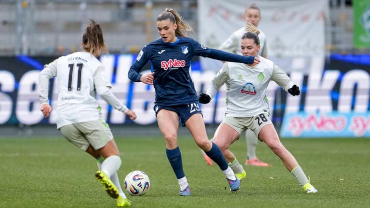 v li Maja Sternad Werder, 11 , Selina Cerci TSG, 29 , Juliane Wirtz Werder, 28 , duel, duel scene, duel, tackle, tackling, dynamics, action, action, 01 02 2026, Sinsheim Hoffenheim Germany , Football, Google Pixel Women Bundesliga, TSG 1899 Hoffenheim SV Werder Bremen, DFB DFL REGULATIONS PROHIBIT ANY USE OF PHOTOGRAPHS AS IMAGE SEQUENCES AND OR QUASI VIDEO xozx