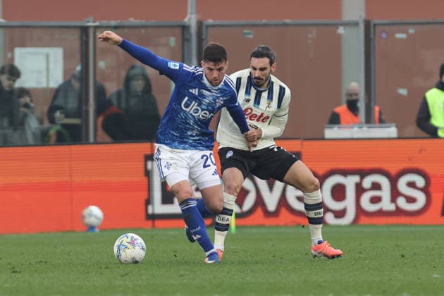 ComoÕs ComoÕs Martin Baturina AtalantaÕs Davide Zappacosta during the Serie A soccer match between Como and Atalanta at the Giuseppe Sinigaglia stadium in Como, north Italy - February 1, 2026 - Soccer.  Copyright: xAntonioxSaiai LaPressex