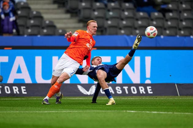 Isac Lidberg SV Darmstadt 98, 07 , Marton Dardai Hertha BSC, 31 , duel, GER, Hertha BSC vs ,SV Darmstadt 98, 2 Bundesliga, Season 2025 2026, 20 Matchday, 01 02 2026 DFL REGULATIONS PROHIBIT ANY USE OF PHOTOGRAPHS AS IMAGE SEQUENCES AND OR QUASI VIDEO GER, Hertha BSC vs ,SV Darmstadt 98, 2 Bundesliga, Season 2025 2026, 20 Matchday, 01 02 2026 Berlin Copyright: xClaudiusxRauch,xEibner-Pressefotox xClaudiusxRauchx EP_CRH